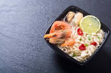 Karides ve mssels ile anlık erişte çorbası. Asya gıda