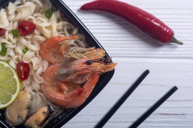 Karides ve mssels ile anlık erişte çorbası. Asya gıda