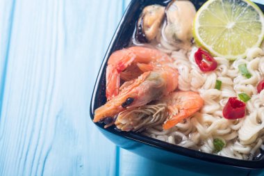 Karides ve mssels ile anlık erişte çorbası. Asya gıda