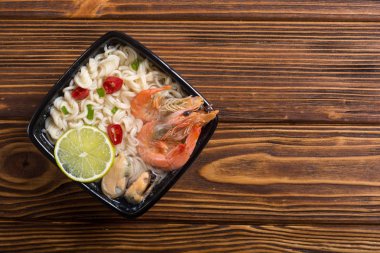 Karides ve mssels ile anlık erişte çorbası. Asya gıda