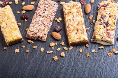 Sağlıklı ev yapımı atıştırmalıklar kahvaltı. Granola barlar