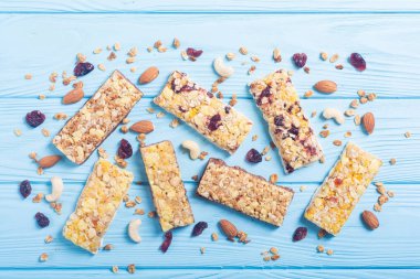 Sağlıklı ev yapımı atıştırmalıklar kahvaltı. Granola barlar