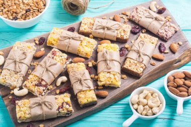 Sağlıklı ev yapımı atıştırmalıklar kahvaltı. Granola barlar