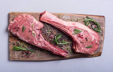 Çiğ dana tomahawk biftek