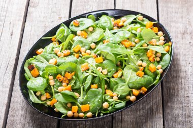 kabak ile sonbahar salatası , ıspanak , nohut ve susam 