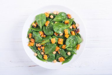 kabak ile sonbahar salatası , ıspanak , nohut ve susam 