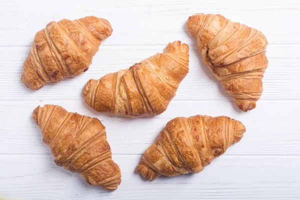 Croissants auf Holzgrund — Stockfoto