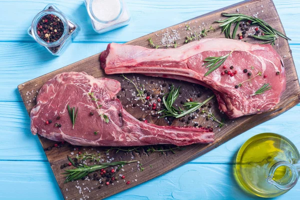 Rauw rundvlees Tomahawk steak — Stockfoto