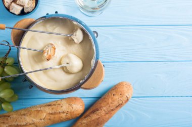 Ekmek şarap ve üzüm ile peynir fondü 