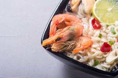 Karides ve mssels ile anlık erişte çorbası. Asya gıda