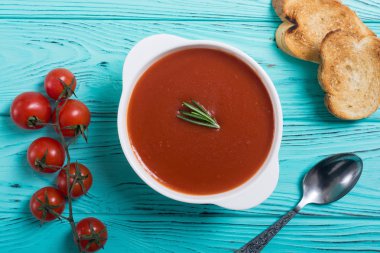 Kasede taze domates kremaçorbası 