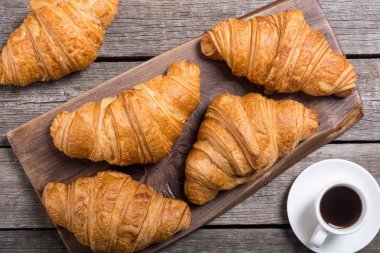 Ahşap arka planda kruvasanlar