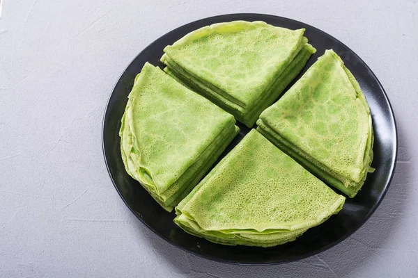 Hemmagjord gröna pannkakor med spenat. friska crapes — Stockfoto