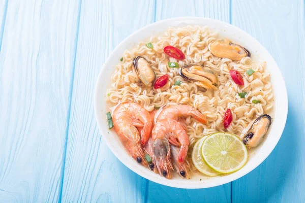 Instant noodles soup with shrimps and mssels . Asian food — Stock Photo, Image