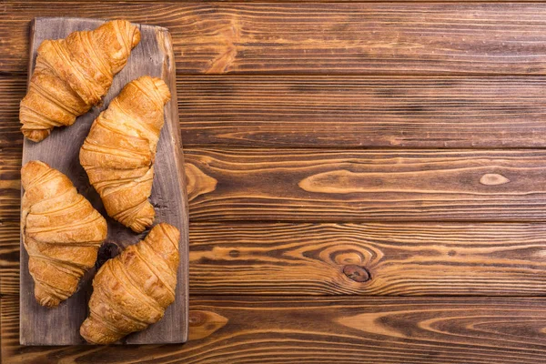 Croissants auf Holzgrund — Stockfoto