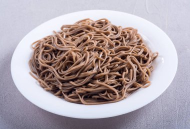 Bir tabakta Japon soba erişte