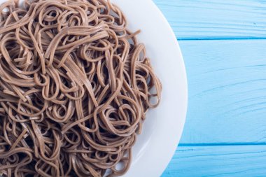 Bir tabakta Japon soba erişte