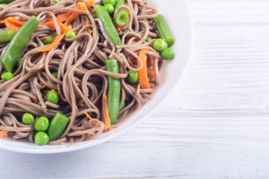 Soba erişte salatası