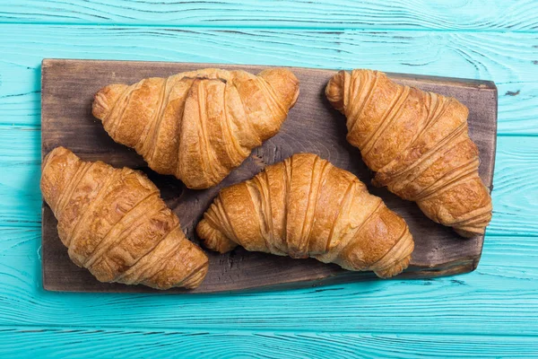 Croissants auf Holzgrund — Stockfoto