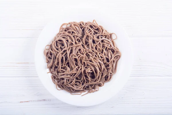 Japanische Soba-Nudeln auf einem Teller — Stockfoto