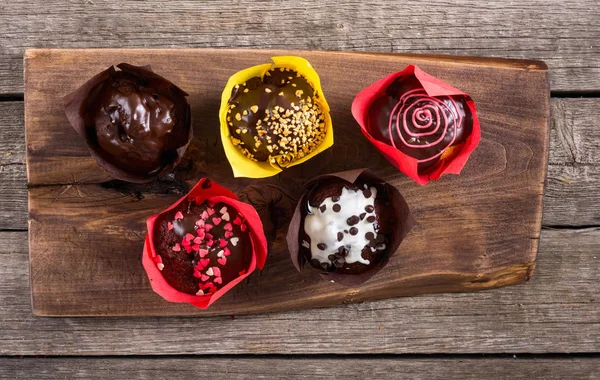 Красочные шоколадные домашние кексы — стоковое фото