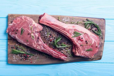 Çiğ dana tomahawk biftek