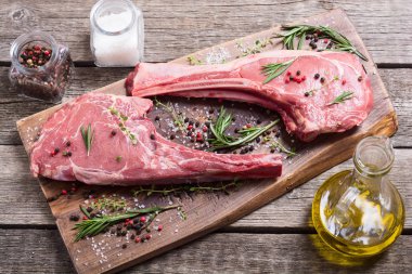 Çiğ dana tomahawk biftek