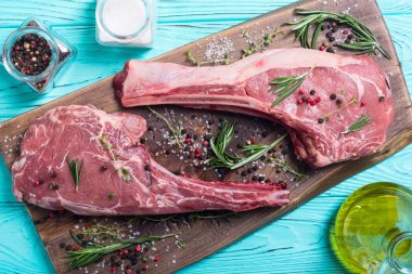 Çiğ dana tomahawk biftek