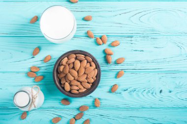 ahşap masa üzerinde badem sütü