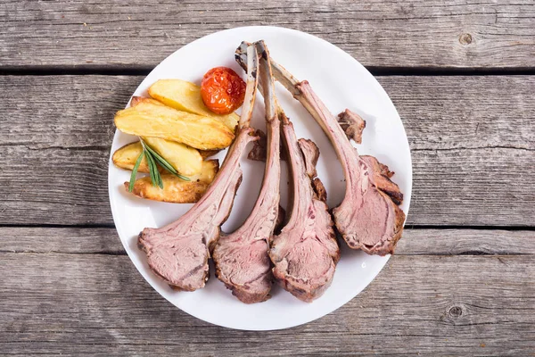 Grilled rack of lamb with potatoes — Stock Photo, Image