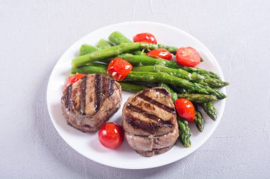 Kuşkonmaz ve domates ile ızgara fileto mignon