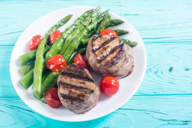 Kuşkonmaz ve domates ile ızgara fileto mignon