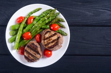 Kuşkonmaz ve domates ile ızgara fileto mignon