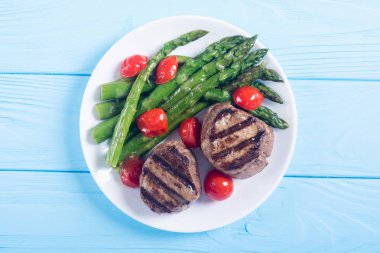 Kuşkonmaz ve domates ile ızgara fileto mignon