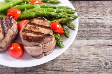 Kuşkonmaz ve domates ile ızgara fileto mignon