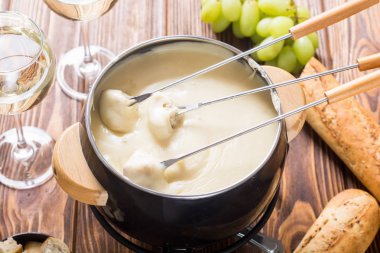 Ekmek şarap ve üzüm ile peynir fondü 