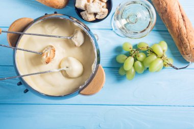 Ekmek şarap ve üzüm ile peynir fondü 