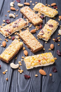 Sağlıklı ev yapımı atıştırmalıklar kahvaltı. Granola barlar