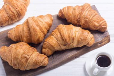 Ahşap arka planda kruvasanlar