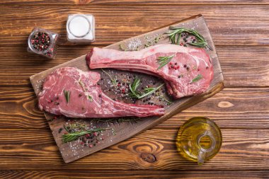 Çiğ dana tomahawk biftek