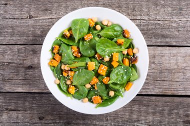 kabak ile sonbahar salatası , ıspanak , nohut ve susam 