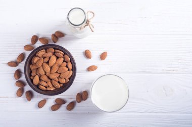 ahşap masa üzerinde badem sütü