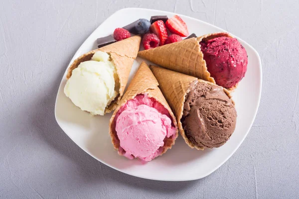 Dondurma waffle koniler — Stok fotoğraf