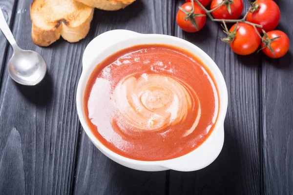 Sopa de creme de tomate fresco na tigela — Fotografia de Stock