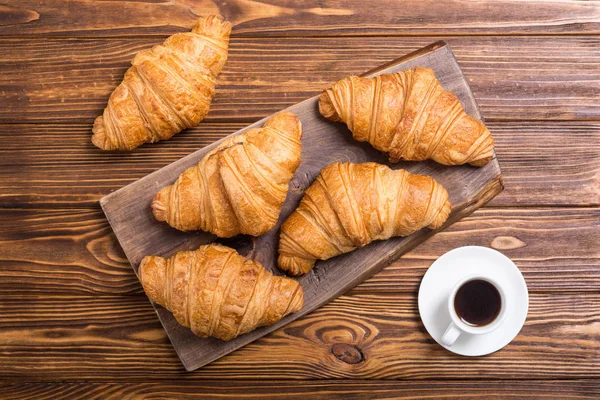 Croissants auf Holzgrund — Stockfoto