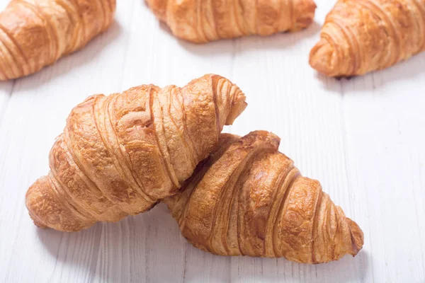 Croissants sur fond bois — Photo