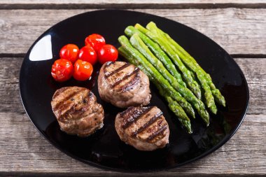 Kuşkonmaz ve domates ile ızgara fileto mignon