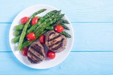 Kuşkonmaz ve domates ile ızgara fileto mignon