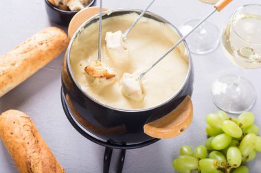 Ekmek şarap ve üzüm ile peynir fondü 