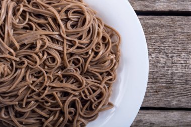 Bir tabakta Japon soba erişte